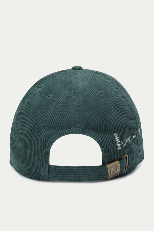 'INNAT' 자수 캡 모자입니다. 부드러운 코듀로이 소재로 제작되어 봄, 여름, 가을 계절에 착용하기 좋으며, 캐주얼, 미니멀, 클래식 스타일을 연출하기에 적합합니다. 캡 측면에는 브랜드 모토 문구가 자수 처리되어 있으며, 일상, 산책, 여행 등 다양한 TPO에 활용할 수 있습니다. 그린 컬러의 무지 디자인으로 어떤 옷에도 매치하기 쉬운 베이직한 아이템입니다. 편안한 착용감과 스타일리시한 디자인을 동시에 갖춘 베이스볼 캡입니다.
