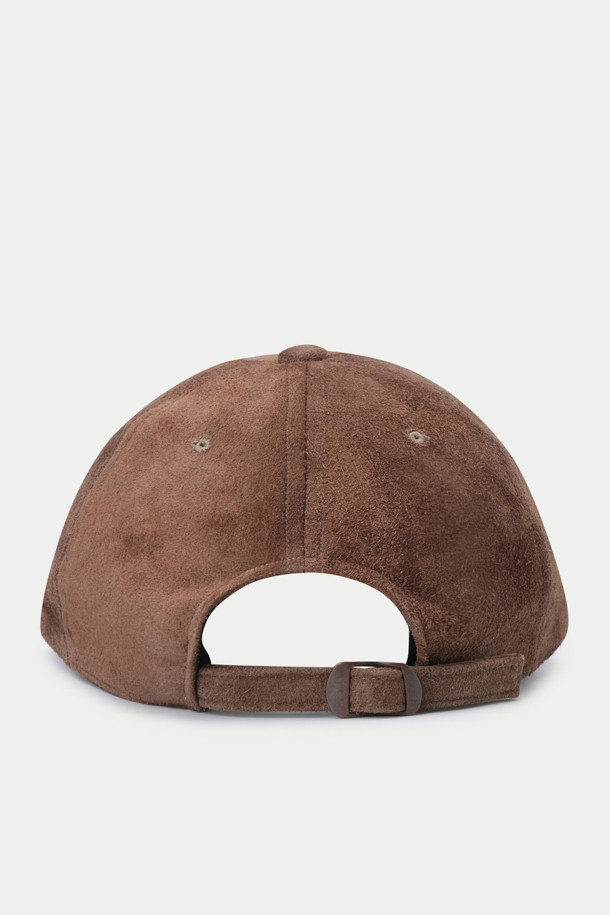 부드러운 촉감의 가죽 소재로 제작된 A 레더 베이스볼 캡입니다. 브라운 컬러의 무지 디자인으로, 캐주얼, 클래식, 미니멀 스타일을 모두 소화할 수 있습니다. 넉넉한 깊이감과 중간 챙 넓이로 편안한 착용감을 선사하며, 데일리룩 또는 산책룩에 잘 어울립니다. 핸드메이드 및 수작업으로 제작되어 높은 퀄리티를 자랑합니다. 사계절 내내 활용 가능한 실용적인 아이템입니다.
