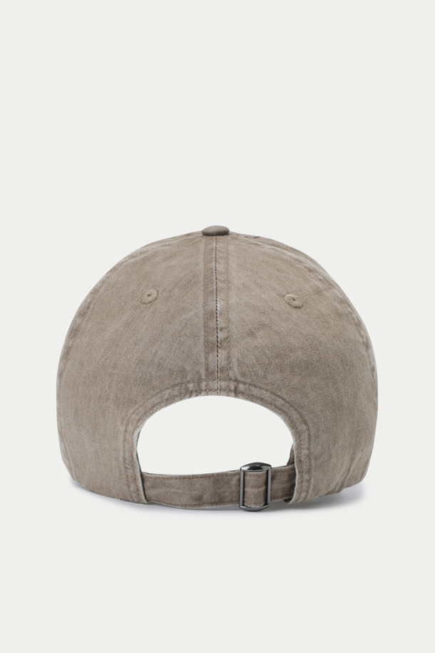 우드버드 코어 워시드 캡은 부드러운 면 소재로 제작되어 편안한 착용감을 선사합니다. 베이지 컬러에 로고 자수, 아일렛, 백스트랩이 디자인되어 캐주얼, 미니멀, 클래식 스타일을 연출하기 좋습니다. 워싱 가공으로 빈티지한 감성을 더했으며, 사이즈 조절 기능과 통기성을 갖춰 봄, 여름, 가을 일상, 산책, 여행 등 다양한 TPO에 활용하기 좋습니다. 이염에 주의하여 단독 세탁하는 것을 권장합니다.
