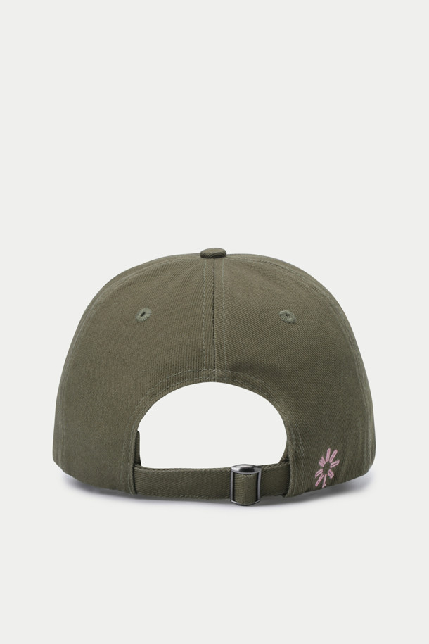 우드버드 챔프 홈 캡은 캐주얼, 미니멀, 스트리트 스타일을 즐기는 분들을 위한 모자입니다. 면 소재로 제작되어 봄, 여름, 가을 계절에 착용하기 좋으며, 일상복과 잘 어울립니다. 카키와 핑크 두 가지 색상으로 출시되었으며, 챙이 일반적인 깊이의 캡입니다. 전면부 핑크색 레터링 자수와 아일렛, 백스트랩 디자인이 특징이며, 사이즈 조절이 가능하고 통기성이 좋습니다. 동네 마실룩, 산책룩, 여행룩에 포인트를 더해보세요.
