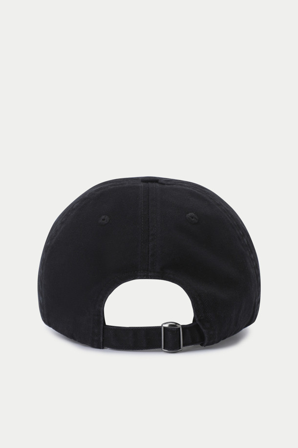 WOODBIRD(우드버드) Core Base 캡은 심플하고 절제된 디자인이 돋보이는 공용 캡입니다. 블랙 컬러의 면 소재로 제작되어 부드러운 촉감을 선사하며, 봄, 여름, 가을 시즌에 착용하기 좋습니다. 미니멀한 실루엣에 로고 자수, 아일렛, 백스트랩 디테일이 더해져 캐주얼, 미니멀, 클래식 스타일을 완성합니다. 동네 마실룩, 산책룩 등 일상과 캐주얼한 스타일에 부담 없이 매치하여 활용할 수 있습니다. 사이즈 조절이 가능하며 통기성이 우수하여 쾌적하게 착용할 수 있습니다.
