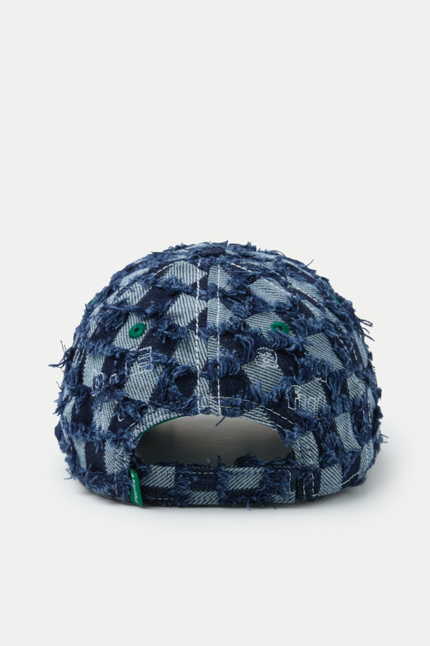 B.EAUTIFUL(뷰티풀) Vapor(베이퍼) 6 패널 햇은 데님과 블루 컬러로 제공되는 공용 모자입니다. 봄, 여름, 가을 계절에 착용하기 좋으며, 면 소재로 제작되어 편안한 착용감을 선사합니다. 로우 크라운 모자 깊이에 일반 챙 넓이, 체커보드와 로고 패턴이 특징이며, 스티치 자수 디자인이 돋보입니다. 벨크로 스트랩으로 사이즈 조절이 용이하며, 언스트럭처드 핏으로 캐주얼, 미니멀, 클래식 스타일을 연출하여 산책룩, 여행룩에 활용하기 좋습니다.
