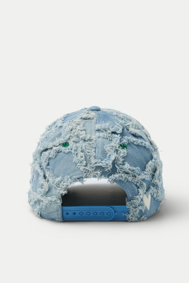 B.EAUTIFUL b.E 햇은 캐주얼, 스트리트, 미니멀 스타일을 소화하는 공용 스냅백입니다. 데님 소재에 로고 자수 디자인이 돋보이며, 블루와 화이트 두 가지 색상으로 출시되었습니다. 봄, 여름, 가을 시즌에 착용하기 좋으며, 여행이나 산책 시 편안하게 연출할 수 있습니다. 미드 크라운 모자 깊이와 스터럭처드 핏으로 안정감 있는 착용감을 제공하며, 사이즈 조절 기능으로 더욱 편리합니다.
