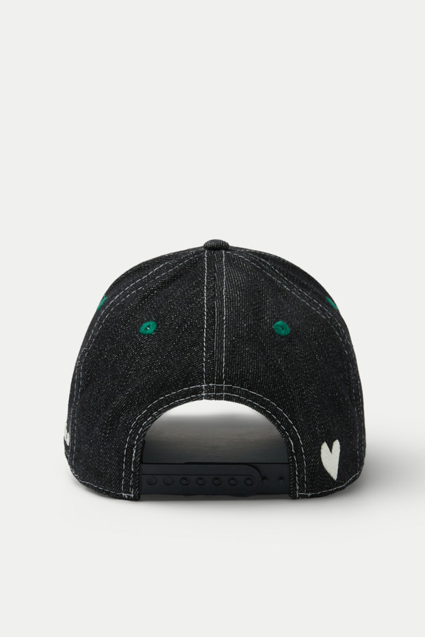 B.EAUTIFUL b.E 햇은 캐주얼, 스트리트, 미니멀 스타일을 즐겨 입는 남녀 공용 모자입니다. 봄, 여름, 가을 시즌에 착용하기 좋으며, 블랙 컬러의 면 소재로 제작되었습니다. 미드 크라운 모자 깊이에 스냅백 스트랩으로 사이즈 조절이 용이하며, 앞면, 옆면, 뒷면에 자수 디테일이 돋보입니다. 구조화된 핏으로 디자인되어 편안한 착용감을 선사합니다.
