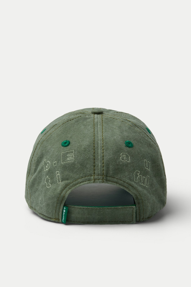 B.EAUTIFUL(뷰티풀) Vapor(베이퍼) 6 패널 캡은 산책룩, 캐주얼, 미니멀, 클래식 스타일에 어울리는 모자입니다. 그린 컬러의 면 소재로 제작되었으며, 봄, 여름, 가을 계절에 착용하기 좋습니다. 로우 크라운 디자인에 앞면, 옆면, 뒷면에 스티치 자수 디테일이 돋보입니다. 언스트럭처드 핏으로 편안하며, 벨크로 스트랩으로 사이즈 조절이 가능합니다. 데일리룩에 포인트 아이템으로 활용하기 좋은 6 패널 캡입니다.
