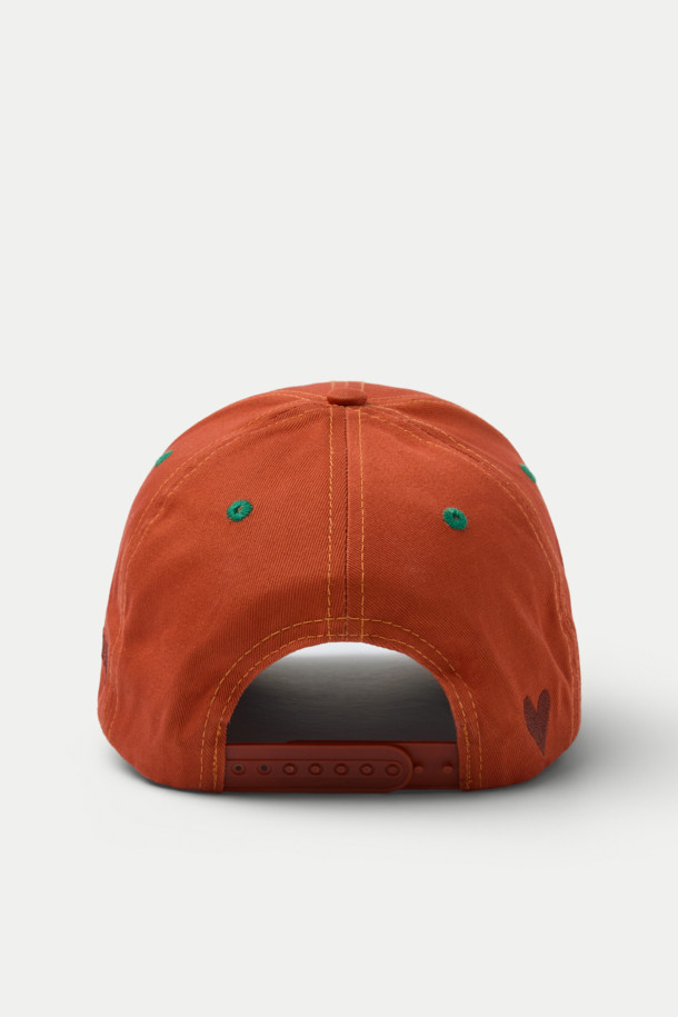 B.EAUTIFUL b.E 햇은 캐주얼, 스트리트, 미니멀 스타일을 즐기는 분들을 위한 모자입니다. 봄, 여름, 가을 시즌에 착용하기 좋으며, 여행룩, 캠핑룩 등 다양한 TPO에 활용할 수 있습니다. 오렌지, 브라운 두 가지 색상으로 제공되며, 면 소재로 제작되어 편안한 착용감을 선사합니다. 미드 크라운 모자 깊이와 스냅백 스트랩으로 사이즈 조절이 가능합니다. 앞면, 옆면, 뒷면에 자수 디테일이 돋보이며, 스터럭처드 핏으로 스타일리시함을 더했습니다.
