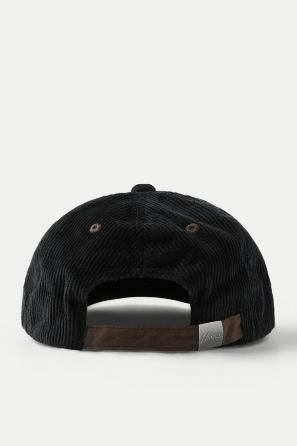 **NANGA (낭가) 코듀로이 NNG 로고 캡**은 가을, 겨울철 일상룩과 캠핑룩에 잘 어울리는 모자입니다. 부드러운 촉감의 코듀로이 소재를 크라운 부분에 사용하여 따뜻함을 더하고, 챙 부분에는 친환경 스웨이드 소재를 적용하여 고급스러운 분위기를 연출합니다. 전면에는 입체감 있는 NNG 자수, 뒷면에는 NANGA (낭가) 로고 각인이 포인트로 디자인되어 있습니다. 블랙과 브라운 두 가지 색상으로 출시되어 캐주얼, 클래식, 미니멀 스타일 모두 소화 가능합니다.
