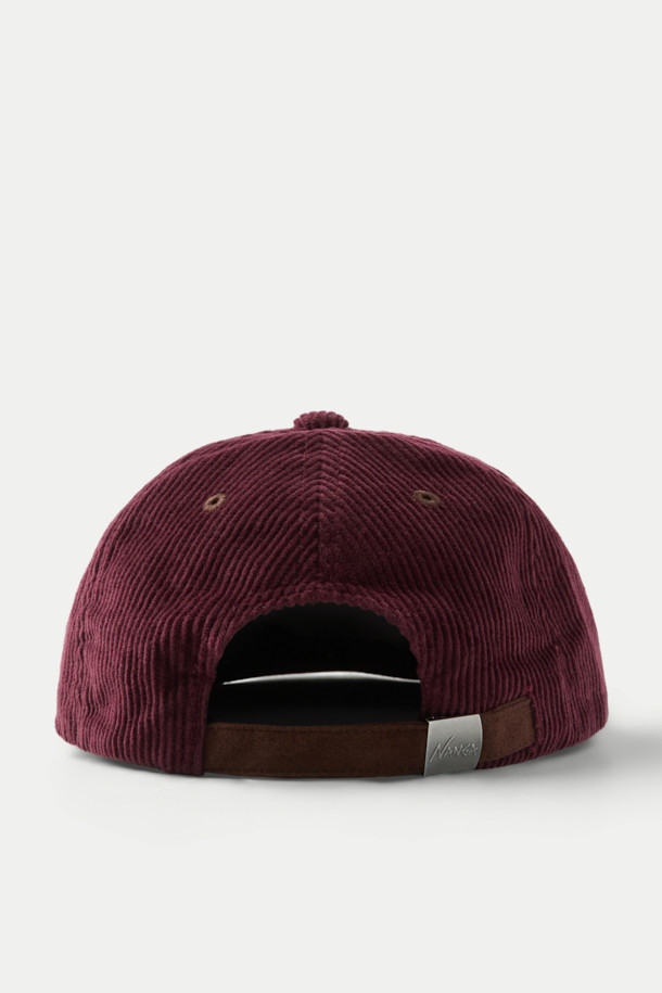 NANGA(난가) 코듀로이 NNG 로고 캡은 가을, 겨울 시즌에 어울리는 모자입니다. 부드러운 코듀로이와 스웨이드 소재로 제작되어 따뜻하고 포근한 착용감을 제공합니다. 버건디와 브라운 두 가지 색상으로 출시되어 다양한 스타일에 매치하기 좋으며, 일상생활과 캠핑, 산책룩에 활용하기 좋습니다. 챙 넓이가 일반적인 캡으로, 모자 깊이 또한 일반적이며, 뒷면에는 사이즈 조절을 위한 버클이, 전면에는 NANGA(난가) 로고 자수가, 측면에는 NANGA(난가) 로고가 각인되어 있습니다. 캐주얼, 클래식, 미니멀 스타일을 즐겨 입는 분들께 추천합니다.
