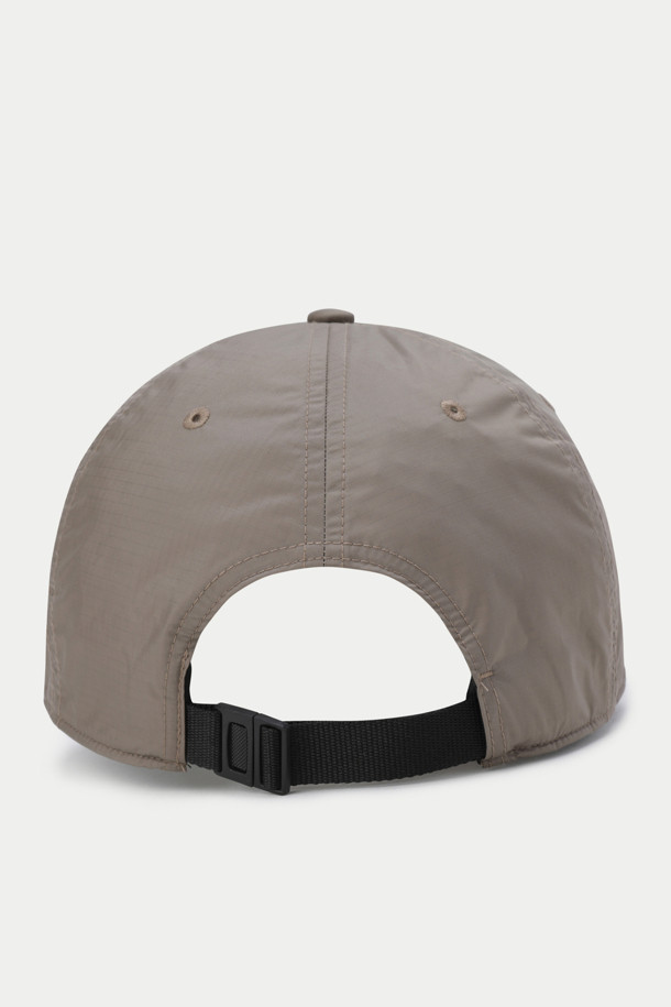 낭가 47 오로라 텍스 캡은 야외활동과 일상 모두에 적합한 남녀 공용 모자입니다. 베이지, 그레이 두 가지 색상으로 출시되었으며, 깊은 모자 깊이와 부드러운 촉감이 특징입니다. 방수, 투습, 경량, 통기 기능을 갖춘 오로라 텍스 소재를 사용하여 사계절 내내 편안하게 착용할 수 있습니다. 6패널 구조와 클래식, 심플한 디자인에 로고, 아이렛, 파이핑 디테일이 더해져 캐주얼, 클래식, 미니멀 스타일을 연출하기 좋습니다. 산책, 여행, 등산 등 다양한 TPO에 활용할 수 있는 활용도 높은 캡모자입니다.
