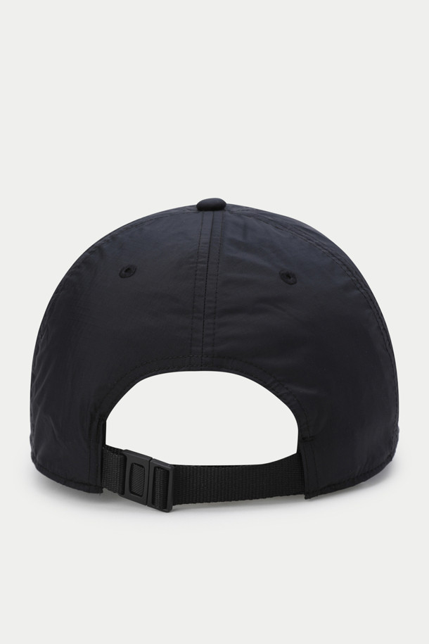 낭가 47 오로라 텍스 캡은 야외 활동과 일상에서 활용하기 좋은 캡모자입니다. 블랙 색상으로 출시되었으며, 깊은 크라운 디자인과 부드러운 촉감이 특징입니다. 나일론, 폴리우레탄 소재를 사용하여 방수, 투습, 경량, 내구성, 통기성 기능을 갖췄습니다. 6패널 구조, 스웻밴드, 파이핑, 47 로고 디테일로 디자인의 완성도를 높였습니다. 산책룩, 여행룩, 등산룩 등 다양한 TPO에 캐주얼, 스포티, 고프코어 스타일로 연출할 수 있는 캡모자입니다.
