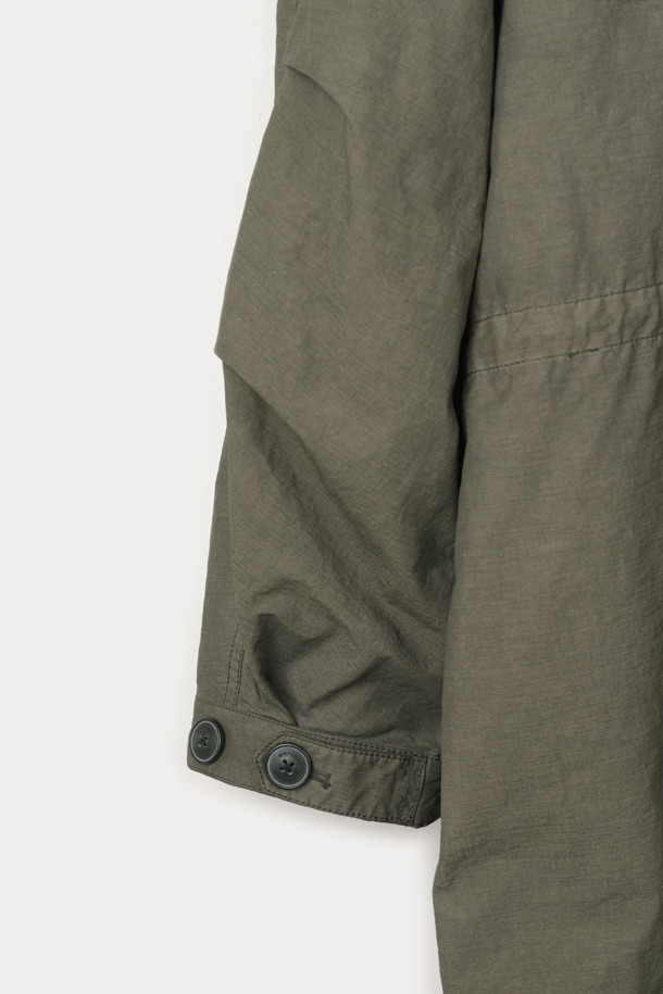 다잉 모즈코트는 밀리터리 스타일과 미니멀한 디자인을 결합한 아우터입니다. 가을, 겨울 시즌에 어울리는 두꺼운 두께감으로 보온성을 높였으며, 부드러운 촉감이 특징입니다. 카키와 올리브 두 가지 색상으로 출시되었으며, 탈부착 가능한 후드와 퀼팅 내피를 포함하여 실용성을 더했습니다. 가먼트 다잉 가공과 피치 가공을 통해 은은한 멋을 더했고, 세미 오버핏으로 편안한 착용감을 선사합니다. 출근룩, 미니멀, 클래식, 워크웨어 스타일을 즐겨 입는 분들께 추천합니다.
