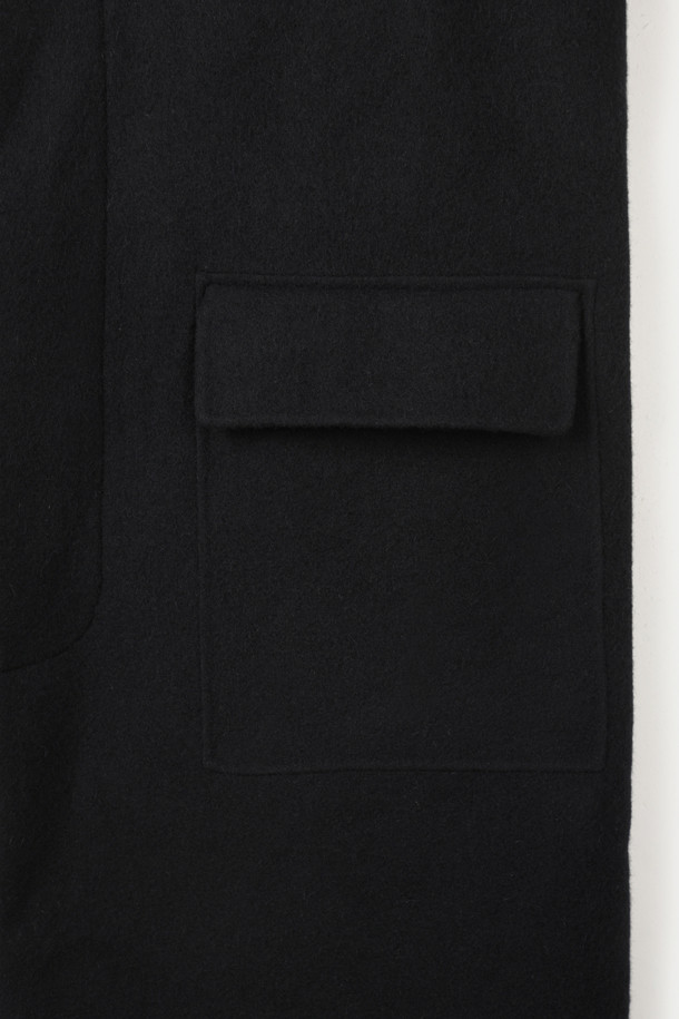 이번 겨울, 당신의 스타일을 완성할 롱 발마칸 핸드메이드 코트입니다. 차분한 색감의 무지 디자인으로, 미니멀하고 시크한 스타일을 연출하기에 좋습니다. 울과 알파카 혼방 소재로 제작되어 부드러운 촉감과 함께 뛰어난 보온성을 제공하며, 두꺼운 두께감으로 한겨울에도 따뜻하게 착용 가능합니다. 오버핏 디자인과 롱 기장으로 편안함과 스타일리시함을 동시에 잡았으며, 가볍고 유연한 착용감, 절제된 디테일이 특징입니다. 데일리룩, 출근룩, 모임룩 등 다양한 TPO에 활용하여 클래식하면서도 세련된 겨울 코디를 완성해 보세요.
