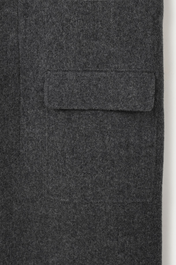 세련된 무드의 투톤 발마칸 핸드메이드 코트입니다. 그레이 투톤 컬러로, 겨울철 데일리룩, 오피스룩, 모임룩 등 다양한 TPO에 활용하기 좋습니다. 울과 알파카 혼방 소재로 제작되어 부드러운 촉감과 두꺼운 두께감으로 따뜻하게 착용할 수 있습니다. 핸드메이드 봉제, 가벼운 착용감, 여유로운 숄더라인, 간결한 포켓 구성이 특징이며, 오버핏으로 미니멀하고 시크한 스타일을 연출합니다. 리버서블 디자인으로 활용성을 높였습니다.
