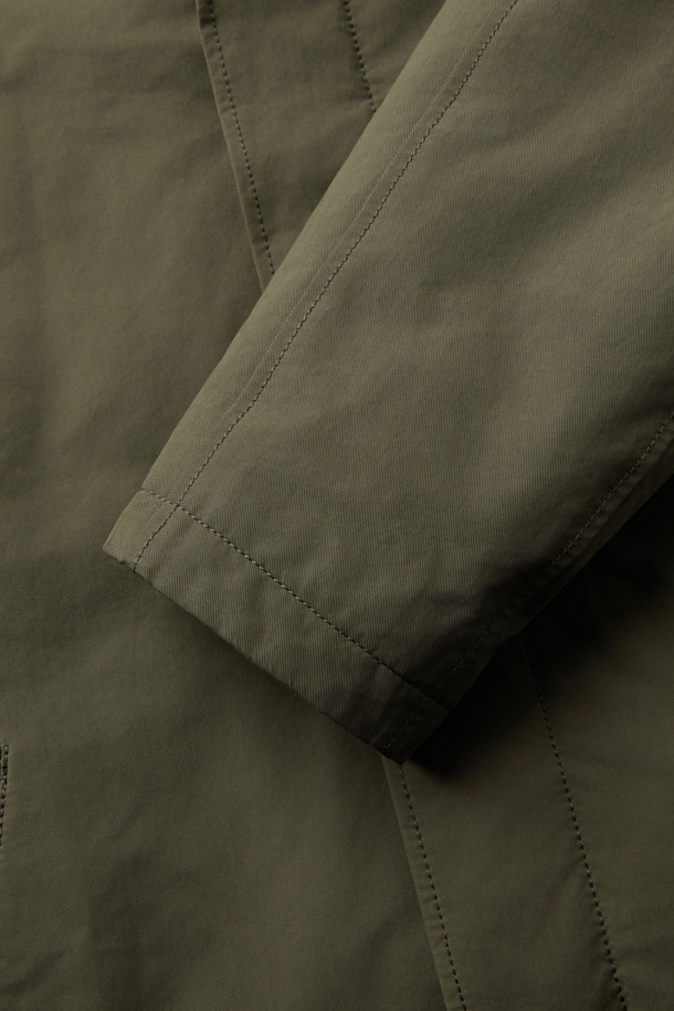 멕켄지 구스코트는 미니멀하고 베이직한 스타일의 겨울용 아우터입니다. 카키와 올리브 두 가지 색상으로 출시되었으며, 무릎 기장의 무지 디자인이 특징입니다. 고밀도 원단과 구스다운 충전재를 사용하여 보온성을 높였으며, 탈부착 가능한 베스트 패널과 양털 넥으로 다양한 스타일 연출이 가능합니다. 레귤러핏과 세미오버핏 두 가지 핏으로 제공되며, 지퍼와 히든 버튼으로 여밈 방식을 더했습니다. 출근룩과 여행룩에 모두 활용하기 좋은, 부드러운 촉감의 구스다운 코트입니다.
