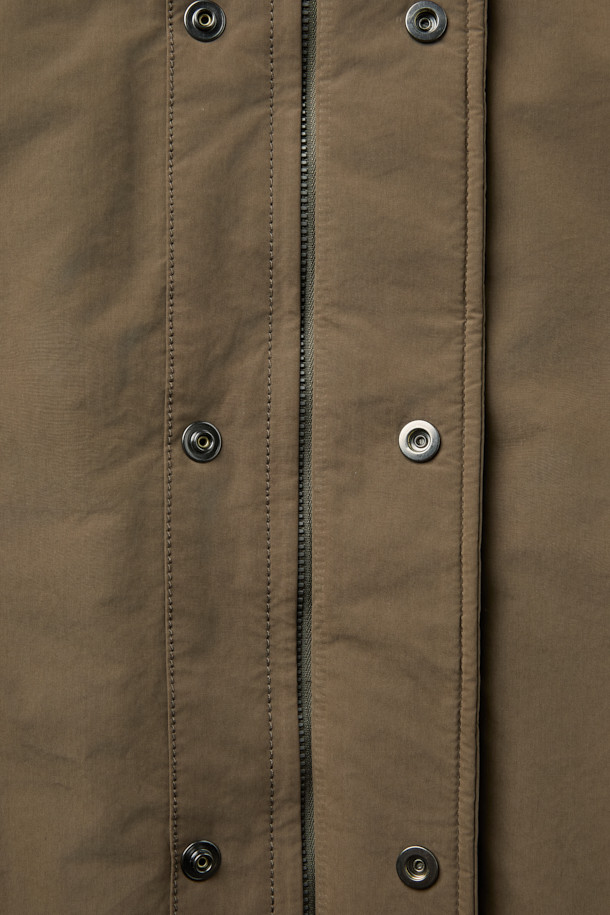 겨울철 일상과 출근룩, 여행룩에 모두 잘 어울리는 구스 코트입니다. 카키와 브라운 두 가지 색상으로 출시되어 미니멀하고 베이직한 스타일을 연출합니다. 롱 기장에 세미 오버핏으로 편안한 착용감을 선사하며, 버튼 여밈 방식으로 간편하게 입고 벗을 수 있습니다. 나일론과 폴리에스테르 혼방 소재로 제작되어 두꺼운 두께감과 부드러운 촉감을 자랑하며, 드롭숄더 디자인과 퀼팅 안감, 생활 방수 및 방풍 기능을 갖춰 보온성을 높였습니다. 
