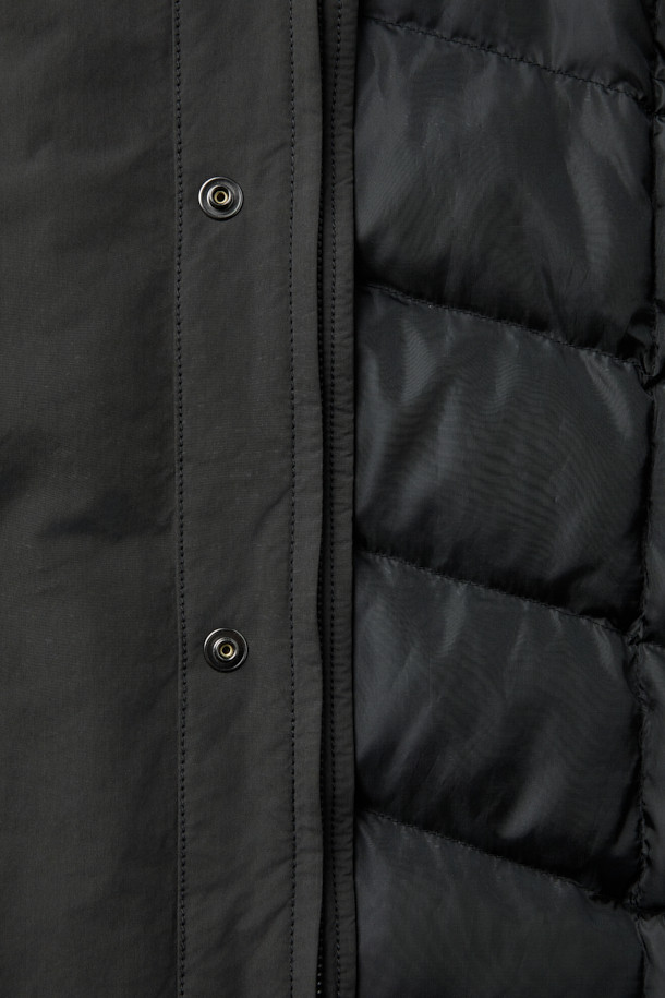 세련된 겨울 스타일을 완성하는 블랙 구스 코트입니다. 일상생활은 물론, 출근룩에도 잘 어울리는 미니멀하고 베이직한 디자인이 특징입니다. 롱 기장에 세미 오버핏으로 편안한 착용감을 선사하며, 지퍼형 여밈으로 간편하게 탈착용할 수 있습니다. 고밀도 나일론과 폴리에스테르 혼방 소재에 구스다운 충전재를 사용하여 뛰어난 보온성을 제공하며, 생활 방수 및 방풍 기능으로 추운 날씨에도 끄떡없습니다. 드롭 숄더 디자인과 퀼팅 안감으로 고급스러운 디테일을 더했습니다.
