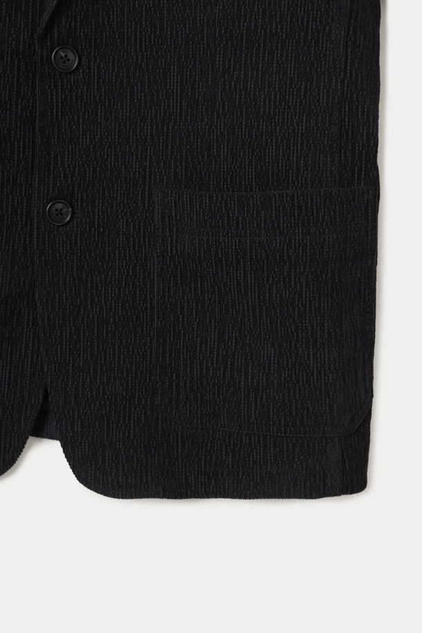 **(SET UP) 크리즈 코듀로이 루즈핏 셋업 재킷**은 남성용 아우터로, 가을과 겨울에 착용하기 좋은 두꺼운 두께감의 코듀로이 소재 셋업 재킷입니다. 캐주얼, 베이직 스타일로 일상복으로 활용하기 좋으며, 블랙 컬러의 무지 디자인이 특징입니다. 테일러드 코트 타입의 싱글 버튼 여밈 방식이며, 루즈핏으로 편안한 착용감을 선사합니다. 크리즈 디테일이 돋보이는 긴 소매 재킷입니다.
