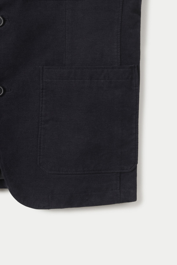 (SET UP) 코듀로이 스탠다드 셋업 재킷은 클래식과 캐주얼 무드를 넘나드는 남성용 아우터입니다. 두꺼운 두께감의 부드러운 코듀로이 소재로 제작되어 겨울철 보온성을 높여줍니다. 레귤러핏에 싱글 또는 2버튼 여밈 방식으로, 일상, 출근룩, 비즈니스 캐주얼 등 다양한 TPO에 활용 가능합니다. 무지 패턴에 스탠다드 코트 타입이며, 패치 포켓 디테일이 특징입니다. 셋업으로 착용하여 스타일리시한 겨울 데일리룩을 완성해보세요.
