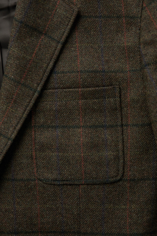 Mallalieus(말리아우스) 체크 뉴레귤러 재킷은 영국 Mallalieus(말리아우스) 社의 트위드 소재를 사용하여 제작되어 뛰어난 내구성과 보온성을 자랑합니다. 부드러운 촉감의 울 소재와 컴포트핏으로 편안한 착용감을 선사하며, 간절기와 겨울철에 활용하기 좋습니다. 클래식과 캐주얼 스타일을 모두 아우르는 디자인으로, 출근룩, 비즈니스 캐주얼, 모임룩 등 다양한 때와 장소와 목적에 활용할 수 있습니다. 브라운 컬러의 체크 패턴, 긴 소매, 싱글 버튼 여밈 방식, 패치 포켓, 2버튼 디테일이 돋보입니다.