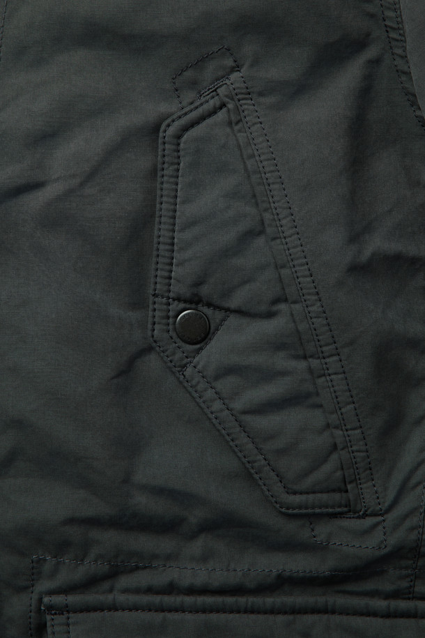 베노 올메텍스는 캐주얼, 미니멀, 클래식 스타일을 아우르는 공용 점퍼형 재킷입니다. 가을, 겨울 시즌에 적합하며, 일상 및 캐주얼 용도로 활용하기 좋습니다. 블랙 컬러의 무지 디자인으로 밀리터리 스타일의 무드를 연출합니다. 루즈핏으로 편안한 착용감을 선사하며, 지퍼와 스냅으로 여밈 방식을 갖췄습니다. 이탈리아 OLMETEX S.P.A 원단을 사용하여 부드러운 촉감을 자랑하며, 탈부착 가능한 이너 베스트와 3M 신슐레이트 충전재로 보온성을 높였습니다. 방수 기능과 내구성을 갖춰 출근룩, 여행룩 등 다양한 TPO에 활용 가능합니다.
