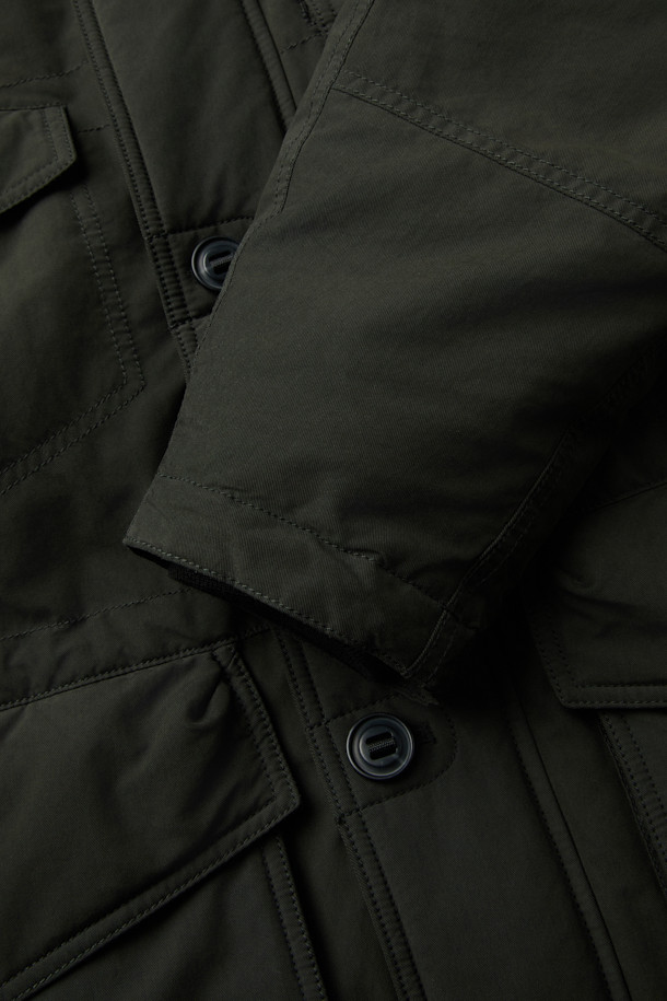 빈티지 무드를 더한 양털 카라 다운 재킷입니다. 넉넉한 루즈핏으로 편안한 착용감을 선사하며, 탈부착 가능한 양털 패널이 보온성을 높여줍니다. 소매 안쪽 니트 바람막이 디테일과 구조적인 실루엣이 특징이며, 다양한 이너 레이어링으로 스타일 연출이 용이합니다. 두꺼운 두께감과 부드러운 촉감의 폴리에스테르, 양모 혼방 소재로 제작되어 겨울철에도 따뜻하게 착용할 수 있습니다. 캐주얼, 미니멀, 클래식 등 어떤 스타일에도 잘 어울리는 블랙 컬러의 다운 재킷입니다.
