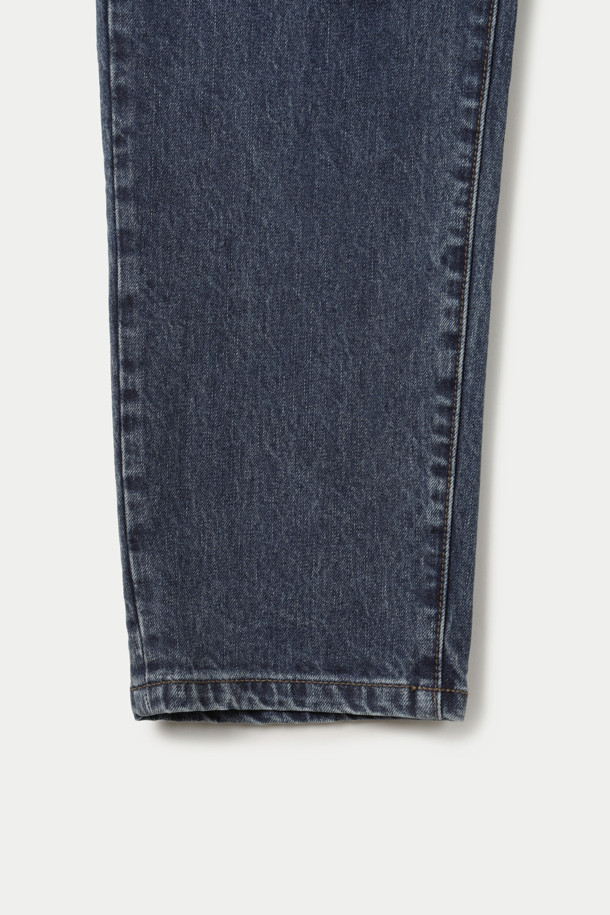 중청 릴렉스 데님팬츠는 캐주얼과 포멀 스타일을 모두 아우르는 사계절용 긴 바지입니다. 스트레치 데님 소재로 제작되어 편안한 착용감을 제공하며, 빈티지 워싱으로 트렌디한 멋을 더했습니다. 면 97%와 폴리우레탄 3% 혼방으로 제작되어 활동성을 높였으며, 릴랙스핏으로 편안한 착용감을 선사합니다. 켄톤 단추와 지퍼, 더블 스티치 보강으로 내구성을 높여 데이트룩, 쇼핑룩 등 다양한 TPO에 활용하기 좋습니다.
