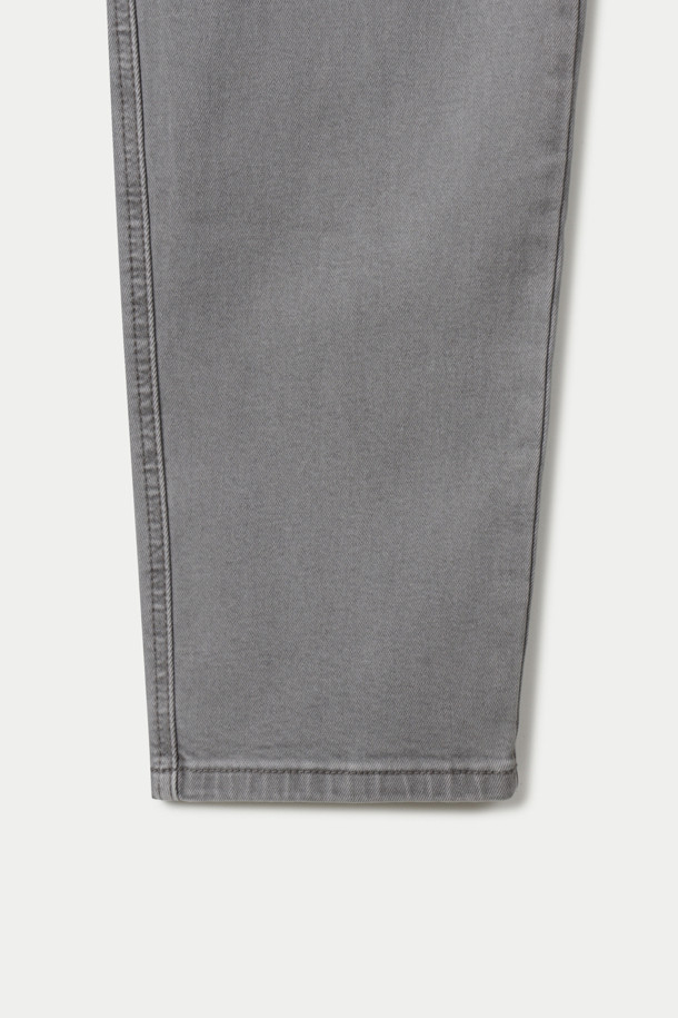 딥 컬러 다잉 스트레이트 데님 팬츠는 가먼트 다잉 기법을 사용하여 깊이 있는 네이비 컬러를 표현한 데님 팬츠입니다. 스트레치 데님 소재로 제작되어 편안한 착용감을 제공하며, 캐주얼 및 포멀 스타일 모두 소화 가능한 활용도를 자랑합니다. 켄톤 단추와 지퍼, 더블 스티치 보강으로 내구성을 높였으며, 스트레이트 핏으로 깔끔한 실루엣을 연출합니다. 비즈니스 캐주얼 및 출근룩에 적합하며, 미니멀하고 클래식한 스타일을 선호하는 분들께 추천합니다. 반드시 단독 세탁하여 관리하십시오.
