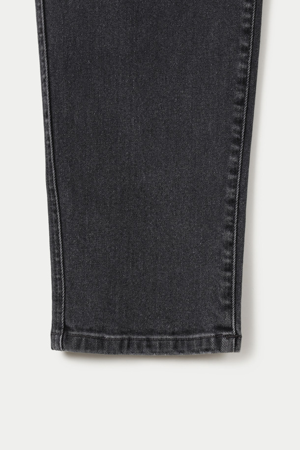 블랙 워싱 릴렉스 데님팬츠는 캐주얼, 클래식, 미니멀 스타일 모두 소화 가능한 활용도 높은 아이템입니다. 스트레치 데님 소재로 제작되어 편안한 착용감을 선사하며, 빈티지 워싱 디테일이 자연스러운 멋을 더합니다. 켄톤 단추와 지퍼 여밈으로 튼튼하게 마감되었으며, 더블 스티치 보강으로 내구성을 높였습니다. 허벅지부터 밑단까지 자연스럽게 좁아지는 릴랙스핏 실루엣으로, 어떤 상의와도 잘 어울리는 매력적인 핏을 연출합니다. 일상에서 편안하게 즐겨 입기 좋은 데님팬츠입니다.
