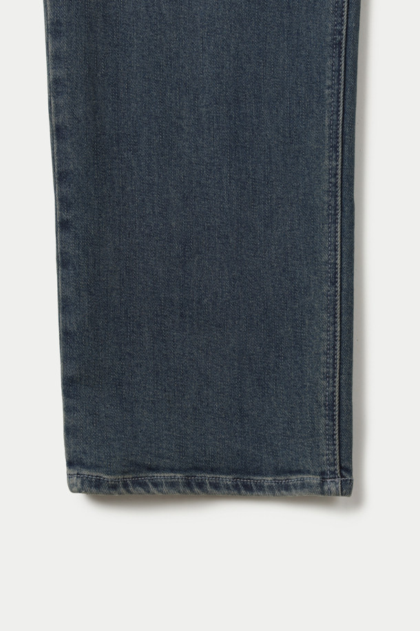 중청 루즈 스트레이트 데님 팬츠는 캐주얼과 빈티지 스타일을 모두 아우르는 매력적인 데님 팬츠입니다. 사계절 내내 활용 가능한 긴 기장의 바지로, 넉넉한 루즈핏과 스트레이트 핏이 편안하면서도 트렌디한 실루엣을 연출합니다. 중청 컬러에 워싱 디테일이 더해져 빈티지한 무드를 강조하며, 스트레치 데님 소재로 제작되어 활동성을 높였습니다. 브러쉬 워싱, 캣 워싱, 켄톤 단추, 더블 스티치 보강, 벨트고리 테이프 보강 등 섬세한 디테일이 돋보입니다. 데이트룩, 쇼핑룩 등 다양한 상황에 맞춰 캐주얼하거나 클래식하게 스타일링할 수 있습니다.
