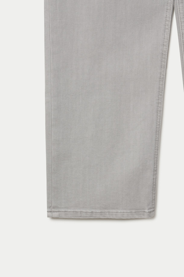 더티크림 루즈스트레이트 데님 팬츠는 오일 워싱 가공을 통해 빈티지한 멋을 살린 그레이 컬러 데님 팬츠입니다. 데이트룩, 쇼핑룩에 어울리는 캐주얼, 클래식, 미니멀 스타일로 연출하기 좋습니다. 면과 폴리우레탄 혼방의 신축성 있는 스트레치 소재로 편안한 착용감을 제공하며, 루즈핏과 스트레이트핏으로 디자인되어 어떤 체형에도 잘 어울립니다. 켄톤 단추와 지퍼, 더블 스티치 보강으로 튼튼하게 제작되어 오랫동안 착용할 수 있습니다.
