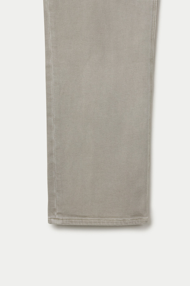 본딩 이중지 다잉 루즈스트레이트 데님팬츠는 캐주얼과 포멀 스타일을 넘나드는 활용도 높은 데님 팬츠입니다. 가먼트 다잉 기법으로 은은한 색감과 빈티지한 멋을 살렸으며, 스트레치 데님 소재와 본딩 이중지 원단을 사용하여 편안한 착용감을 선사합니다. 루즈핏과 스트레이트 핏으로 체형 커버는 물론, 트렌디한 스타일 연출도 용이합니다. 켄톤 단추와 지퍼, 더블 스티치 보강으로 내구성을 높였으며, 비즈니스 캐주얼 및 출근룩에도 잘 어울립니다.
