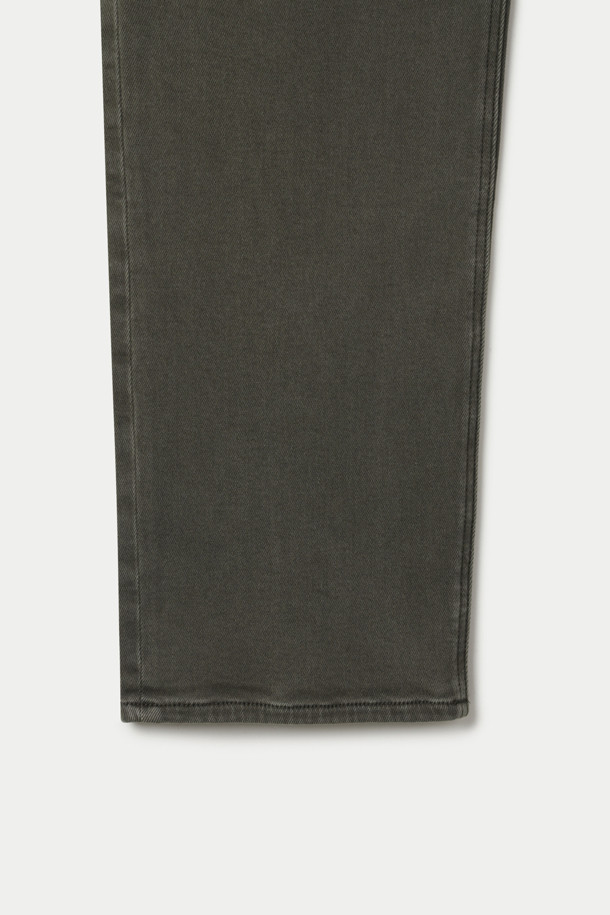 본딩 이중지 다잉 루즈스트레이트 데님팬츠는 가을, 겨울 시즌에 어울리는 데님팬츠입니다. 캐주얼, 클래식, 미니멀 스타일을 모두 소화할 수 있으며, 출근룩이나 모임룩으로 활용하기 좋습니다. 카키 색상의 무지 패턴으로 제작되었으며, 두꺼운 두께감의 본딩 이중지 원단을 사용하여 보온성을 높였습니다. 루즈핏과 스트레이트 핏으로 편안한 착용감을 선사하며, 가먼트 다잉 처리로 자연스러운 색감을 표현했습니다. 켄톤 단추와 지퍼, 더블 스티치 보강으로 내구성을 높였으며, 이염에 주의하여 단독 세탁하는 것을 권장합니다.
