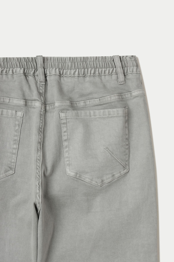 컬러다잉 릴렉스 데님팬츠는 가먼트 다잉 기법을 적용하여 은은하고 자연스러운 색감을 자랑하는 데님 팬츠입니다. 부드러운 스트레치 데님 소재로 제작되어 편안한 착용감을 선사하며, 릴렉스핏으로 활동성을 높였습니다. 허벅지부터 밑단까지 자연스럽게 좁아지는 실루엣으로 캐주얼부터 포멀까지 다양한 스타일을 연출할 수 있습니다. 켄톤 단추와 지퍼를 사용하여 튼튼하게 제작되었으며, 더블 스티치 보강으로 내구성을 더했습니다. 세탁 시에는 변색을 방지하기 위해 단독 세탁을 권장합니다.
