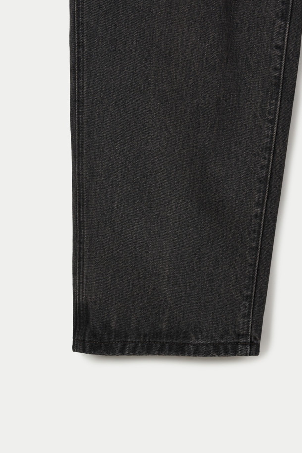 무심한 듯 세련된 스타일을 연출하는 원 턱 워싱 벌룬 데님 팬츠입니다. 부드러운 면 소재로 제작되어 편안한 착용감을 선사하며, 빈티지 워싱 디테일이 은은한 멋을 더합니다. 허벅지부터 밑단까지 좁아지는 테이퍼드 실루엣과 와이드 벌룬핏으로 트렌디함을 놓치지 않았습니다. 켄톤 단추와 지퍼 여밈, 더블 스티치 보강으로 튼튼함을 더했으며,  캐주얼, 미니멀 스타일 모두 소화 가능하여 동네 마실룩, 여행룩 등 다양한 TPO에 활용하기 좋습니다. 그레이 색상으로 어떤 상의와도 쉽게 매치할 수 있습니다.
