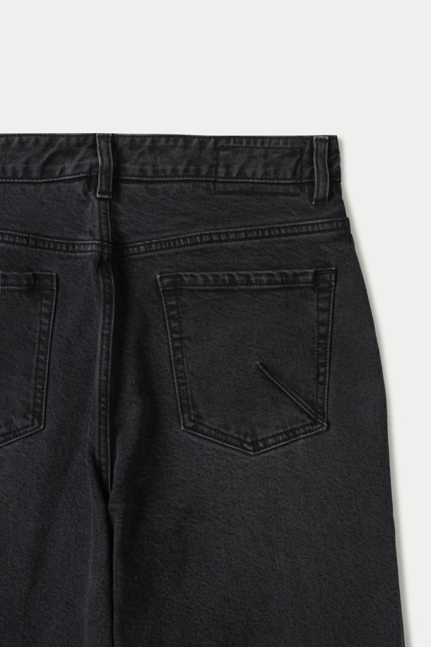 세련된 스타일을 연출하는 와이드 데님 팬츠입니다. 부드러운 면과 폴리우레탄 혼방 소재로 제작되어 편안한 착용감을 선사하며, 빈티지 워싱 처리로 은은한 멋을 더했습니다. 넉넉한 와이드핏과 루즈핏으로 트렌디한 실루엣을 완성하며, 데이트룩이나 쇼핑룩에 잘 어울립니다. 코인 포켓과 켄톤 단추, 지퍼 디테일은 물론, 더블 스티치 보강으로 내구성을 높였습니다. 그레이 컬러로 어떤 상의에도 쉽게 매치하여 캐주얼하면서도 미니멀한 스타일을 연출할 수 있습니다.
