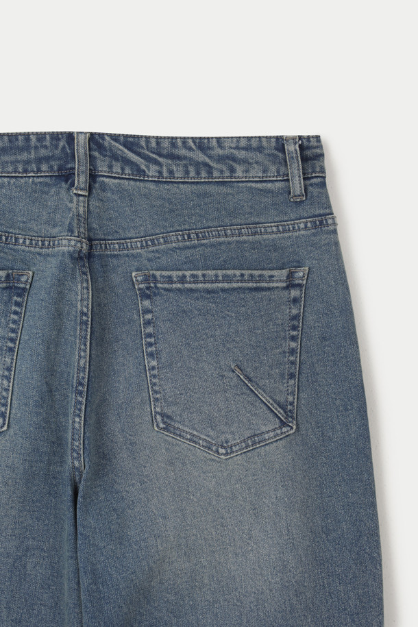 중청 와이드 데님팬츠는 편안하고 스타일리시한 일상룩을 위한 완벽한 선택입니다. 캐주얼과 빈티지 무드를 동시에 느낄 수 있으며, 사계절 내내 활용 가능한 실용적인 아이템입니다. 넉넉한 와이드 핏과 루즈핏으로 편안한 착용감을 제공하며, 빈티지 워싱과 스트레치 데님 소재로 활동성을 높였습니다. 코인포켓, 켄톤 단추, 지퍼, 더블 스티치 등 디테일 요소들이 돋보이며, 동네 마실룩 또는 여행룩에 미니멀한 스타일을 더해줍니다.
