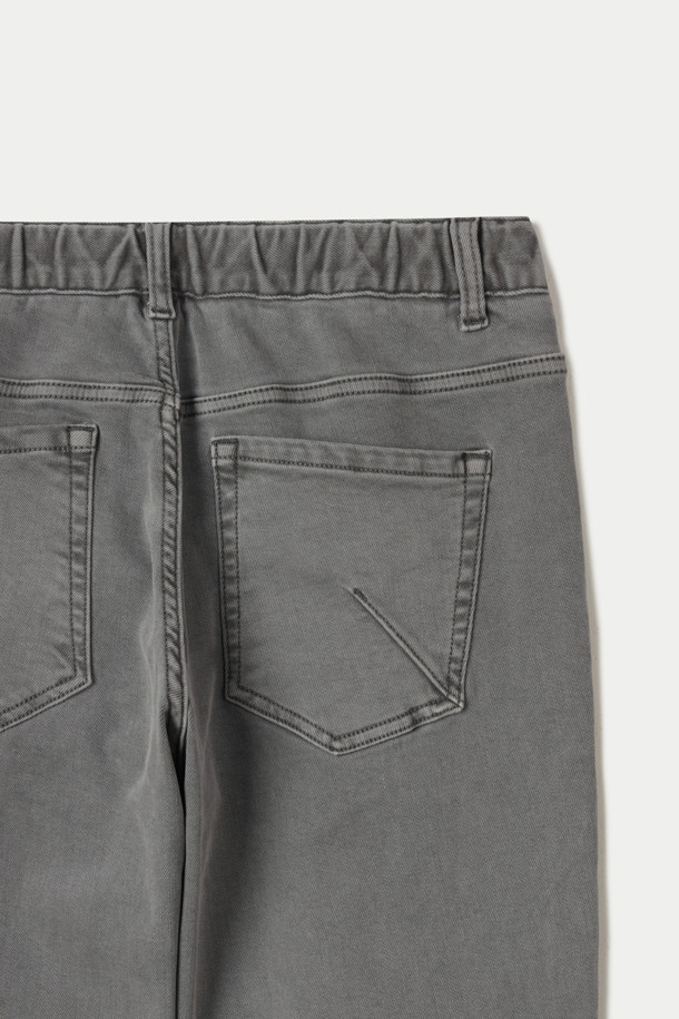 컬러다잉 힙스터 데님 팬츠는 가먼트 다잉 기법으로 빈티지한 그레이 컬러감을 살린 데님 팬츠입니다. 스트레치 데님 소재를 사용하여 편안한 착용감을 제공하며, 슬림핏과 힙스터핏으로 캐주얼 또는 포멀 스타일 모두 연출 가능합니다. 출근룩과 비즈니스 캐주얼에 적합하며, 클래식, 미니멀 스타일을 선호하는 분들께 추천합니다. 보온성을 높이기 위해 기모 처리를 하였으며, 켄톤 단추와 지퍼, 더블 스티치로 내구성을 강화했습니다. 세탁 시에는 단독 세탁을 권장합니다.
