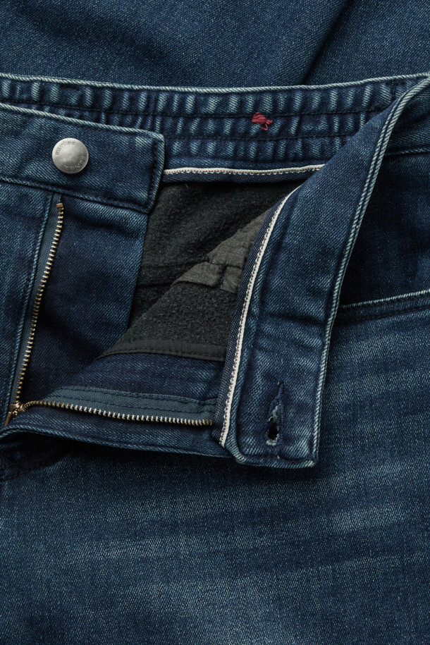 이중지 중청 힙스터 데님팬츠는 캐주얼과 빈티지 스타일을 모두 만족시키는 남성용 데님 팬츠입니다. 힙스터핏과 슬림핏으로 디자인되어 세련된 실루엣을 연출하며, 두꺼운 이중지 원단으로 제작되어 내구성이 뛰어납니다. 중청 컬러에 브러쉬 워싱과 캣 워싱 기법을 더해 자연스러운 빈티지 무드를 살렸습니다. 켄톤 단추와 지퍼, 더블 스티치 마감으로 꼼꼼하게 제작되었으며, 스트레치 데님 소재로 편안한 착용감을 제공합니다. 데이트룩, 여행룩 등 다양한 TPO에 활용 가능하며, 캐주얼, 클래식, 미니멀 스타일 모두에 잘 어울립니다.
