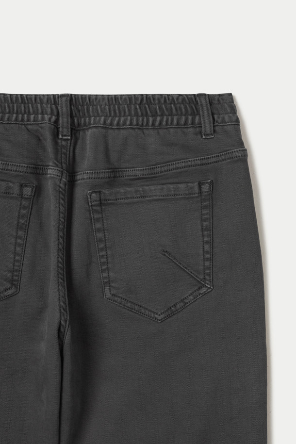 기모 루나다잉 릴렉스 데님팬츠는 부드러운 기모 안감으로 따뜻함을 더한 겨울용 데님 팬츠입니다. 가먼트 다잉 기법으로 빈티지한 멋을 살렸으며, 신축성 있는 스트레치 데님 소재를 사용하여 편안한 착용감을 제공합니다. 릴렉스 핏으로 활동성을 높였으며, 켄톤 단추와 지퍼, 더블 스티치 마감으로 튼튼하게 제작되었습니다. 캐주얼부터 포멀까지 다양한 스타일을 소화할 수 있으며, 그레이 컬러로 어떤 상의에도 매치하기 용이합니다. 이염에 주의하여 단독 세탁하는 것을 권장합니다.
