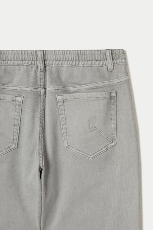 기모 루나다잉 릴렉스 데님 팬츠는 부드러운 기모 안감으로 따뜻함을 더한 겨울용 데님 팬츠입니다. 가먼트 다잉 기법을 사용하여 은은하고 자연스러운 색감의 그레이 컬러를 구현했으며, 스트레치 데님 소재로 편안한 착용감을 선사합니다. 릴렉스 핏으로 여유로운 실루엣을 연출하며, 켄톤 단추와 지퍼, 더블 스티치 보강으로 내구성을 높였습니다. 출근룩과 비즈니스 캐주얼은 물론 캐주얼, 클래식, 미니멀 스타일까지 소화 가능한 활용도 높은 아이템입니다. 단독 세탁을 권장합니다.
