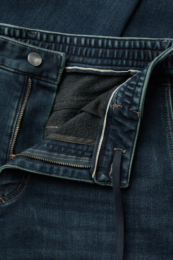 이중지 중청 릴렉스 데님팬츠는 캐주얼, 미니멀, 클래식 스타일을 아우르는 데님팬츠입니다. 릴렉스핏으로 편안한 착용감을 선사하며, 이중지 원단을 사용하여 두꺼운 두께감과 탄탄한 내구성을 자랑합니다. 빈티지 워싱과 켄톤 단추, 지퍼 디테일이 돋보이며, 스트레치 소재로 활동성을 높였습니다. 넉넉한 핏과 중청 컬러는 데이트룩, 여행룩 등 다양한 TPO에 활용 가능하며, 더블 스티치 보강으로 튼튼하게 제작되었습니다.
