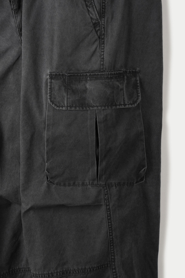 피그먼트 워싱 기법으로 빈티지한 매력을 더한 와이드 카고 팬츠입니다. 넉넉한 루즈핏으로 편안한 착용감을 선사하며, 봄, 여름, 가을 시즌에 활용하기 좋습니다. 면 소재로 제작되어 뻣뻣한 듯, 자연스러운 워싱 디테일이 돋보입니다. 넉넉한 카고 포켓은 실용성을 더하고, 캐주얼, 스트릿 스타일을 연출하기 좋습니다. 블랙 컬러의 무지 디자인으로 어떤 상의와도 쉽게 매치하여 다양한 스타일을 완성할 수 있습니다.
