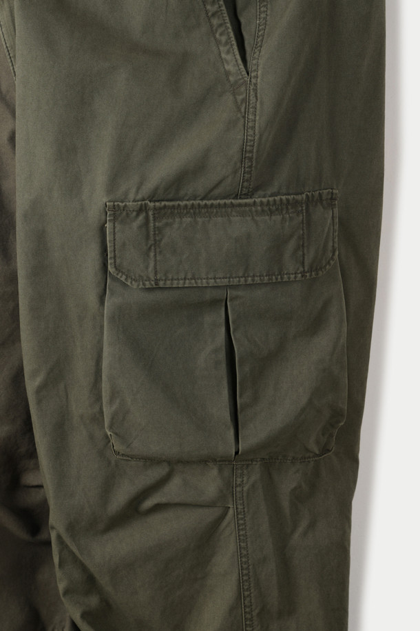 피그먼트 워싱 와이드 카고 팬츠는 밀리터리 무드와 빈티지한 스타일을 담아낸 카고 팬츠입니다. 면 소재로 제작되어 부드러운 촉감을 선사하며, 봄, 여름, 가을 시즌에 착용하기 좋습니다. 와이드핏으로 편안함을 강조했으며, 피그먼트 가공과 가먼트 워싱을 거쳐 자연스러운 색감과 빈티지한 멋을 더했습니다. 플랩 카고 포켓과 거셋 구조, 스트링 밑단 디테일로 실용성과 스타일을 모두 갖췄으며, 밑단 스트링으로 실루엣 조절이 가능합니다.
