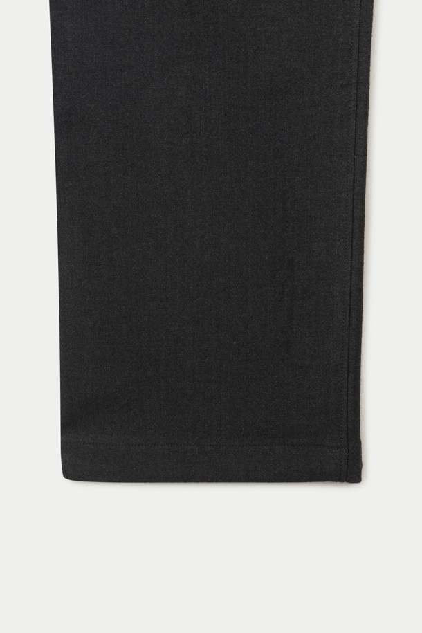 TR 기본 루즈 스트레이트 슬랙스는 남성용 슬랙스로, 일상 및 세미 포멀 스타일을 아우르는 활용도 높은 아이템입니다. 헤링본 패턴의 블랙 컬러, 긴 기장으로 출시되어 사계절 내내 착용 가능하며, 부드러운 촉감의 폴리에스터와 레이온 혼방 소재로 제작되었습니다. 루즈핏과 스트레이트 핏의 완벽한 조화는 편안함과 스타일리시함을 동시에 선사하며, 사이드 밴딩, 버팔로 혼 버튼, 뒷포켓 사선 배치, 뛰어난 신축성 등의 디테일로 완성도를 높였습니다. 비즈니스 캐주얼, 출근룩, 모임룩 등 다양한 TPO에 맞춰 클래식, 미니멀, 캐주얼 스타일을 연출해보세요.
