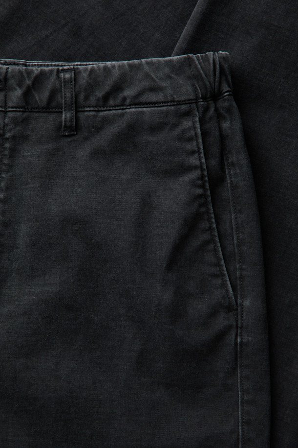 (SET UP) 듀카 프린트 릴렉스 팬츠는 캐주얼, 미니멀, 클래식 스타일을 추구하는 분들을 위한 릴렉스 핏의 바지입니다. 빈티지하고 캐주얼한 무드를 연출하며, 허리 양쪽 밴딩으로 편안한 착용감을 제공합니다. 블랙 컬러의 코튼 소재에 프린트 패턴이 돋보이며, 고밀도 안감과 피그먼트 코팅으로 제작되었습니다. 가먼트 워싱 처리, 버팔로 혼 버튼 디테일, 셋업 가능한 디자인이 특징입니다. 동네 마실룩, 여행룩 등 다양한 TPO에 활용할 수 있습니다.
