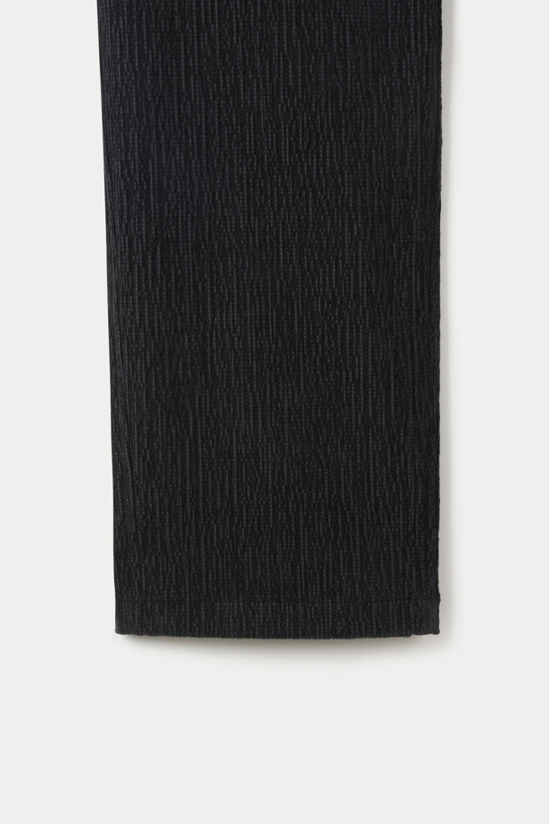 (SET UP) 크리즈 코듀로이 와이드 팬츠는 남성용 바지로, 가을과 겨울에 착용하기 좋습니다. 블랙 컬러의 루즈핏 와이드 팬츠로, 두꺼운 두께감과 부드러운 촉감이 특징입니다. 불규칙한 형태의 코듀로이 소재와 사선 배치된 뒷포켓, 버팔로 혼 버튼이 디자인 디테일을 더합니다. 하프 밴딩과 고밀도 안감으로 편안한 착용감을 선사하며, 데일리룩과 출근룩, 클래식, 미니멀, 캐주얼 스타일 모두 소화 가능합니다. 셋업으로도 활용할 수 있어 활용도가 높습니다.
