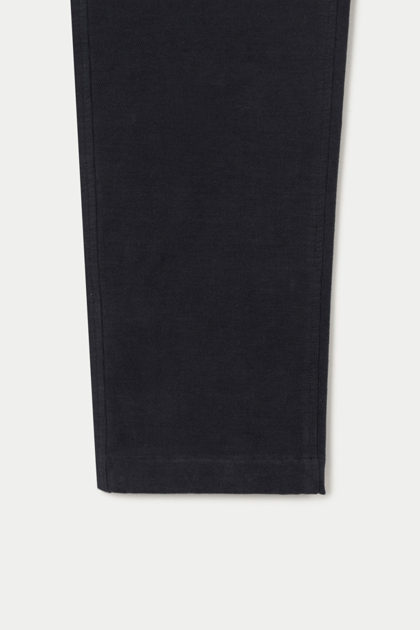 (Set up) 변형 코듀로이 릴렉스 팬츠는 겨울철 캐주얼 및 세미 포멀 스타일을 아우르는 코듀로이 바지입니다. 릴랙스 핏으로 편안함을 강조하며, 허리 양쪽 밴딩으로 활동성을 더했습니다. 부드러운 촉감의 두꺼운 코듀로이 소재에 고밀도 안감을 더해 보온성을 높였습니다. 허벅지는 여유롭고 밑단으로 갈수록 좁아지는 실루엣으로, 셋업 연출이 가능합니다. 버팔로 혼 버튼과 뒷포켓 스티치 장식이 디테일을 더해 출근룩, 비즈니스 캐주얼, 모임룩 등 다양한 TPO에 활용 가능합니다.
