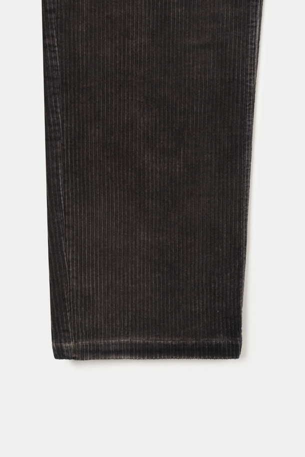 부드러운 촉감의 워싱 코듀로이 루즈 스트레이트 팬츠입니다. 힙과 허벅지에 여유를 주어 편안한 착용감을 선사하며, 데일리룩과 일상룩에 활용하기 좋습니다. 특수가공 워싱 처리된 브라운 컬러의 무지 디자인으로, 빈티지하고 캐주얼한 스타일을 연출합니다. 간절기와 겨울철에 적합하며, 5포켓 디자인과 리벳 장식으로 포인트를 더했습니다. 신축성 있는 면과 코듀로이 혼방 소재에 고밀도 안감을 사용하여 부드러움을 더했습니다.
