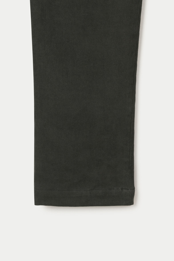 부드러운 촉감의 헤비 코튼 소재로 제작된 스트레이트 핏 팬츠입니다. 톤 다운된 카키 컬러로 캐주얼, 미니멀, 클래식 등 다양한 스타일을 소화하기 좋습니다. 가을, 겨울 시즌에 적합하며, 두꺼운 두께감으로 따뜻하게 착용할 수 있습니다. 허리 밴딩과 스트링 디테일로 편안한 착용감을 제공하며, 브러쉬 가공, 피치 가공, 가먼트 워싱을 거쳐 부드러운 텍스처를 완성했습니다. 사이드 포켓과 싱글 탑스티치 마감으로 실용성과 디자인을 모두 갖춘 데일리 팬츠입니다.
