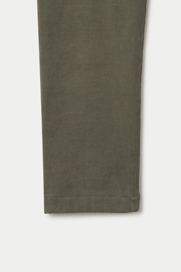 가을, 겨울 시즌을 위한 헤비코튼 스트레이트 팬츠입니다. 부드러운 촉감의 면, 폴리우레탄 혼방 소재로 제작되었으며, 두꺼운 두께감으로 따뜻하게 착용할 수 있습니다. 베이직하고 캐주얼한 스타일로, 일상복은 물론 출근룩, 캠핑룩 등 다양한 TPO에 활용 가능합니다. 허리 이밴드와 스트링으로 편안한 착용감을 제공하며, 브러쉬 가공, 피치 가공, 가먼트 워싱으로 완성도를 높였습니다. 카키, 올리브 두 가지 색상으로 만나보세요.
